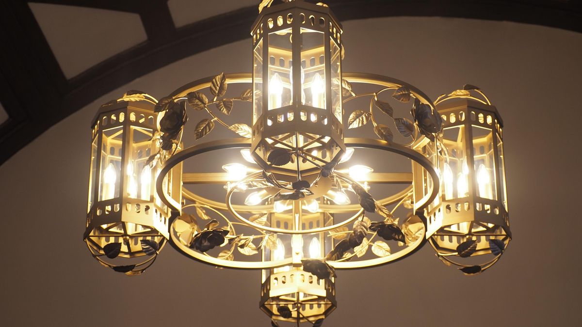 Radnice v ostravských Vítkovicích má čtyři unikátní lustry za téměř milion korun